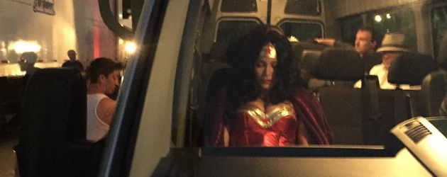 Sofia Vergara wartet im Superheldenkostüm in einem Van Sofia Vergara wartet im Superheldenkostüm in einem Van