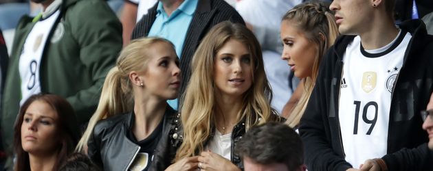 Nina Weiß, Cathy Hummels und Ann-Kathrin Brömmel bei der Fussball-EM 2016: Deutschland vs Slowakei Nina Weiß, Cathy Hummels und Ann-Kathrin Brömmel bei der Fussball-EM 2016: Deutschland vs Slowakei