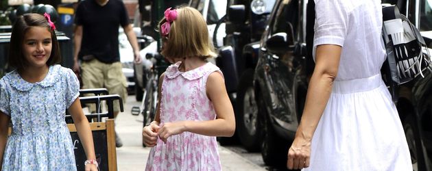 Suri Cruise, eine Freundin und ihre Mutter Katie Holmes in Soho, New York Suri Cruise, eine Freundin und ihre Mutter Katie Holmes in Soho, New York