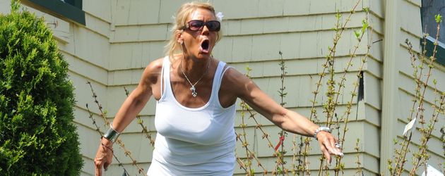 Tanning Mom Patricia Krentcil im Mai 2012 in ihrem Garten in New Jersey. Tanning Mom Patricia Krentcil im Mai 2012 in ihrem Garten in New Jersey.