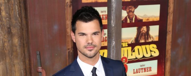 Taylor Lautner bei der Premiere von "The Ridiculous 6" Taylor Lautner bei der Premiere von "The Ridiculous 6"