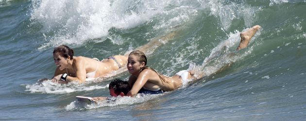 Taylor Lautner mit einer unbekannten Lady im Meer in Malibu Taylor Lautner mit einer unbekannten Lady im Meer in Malibu