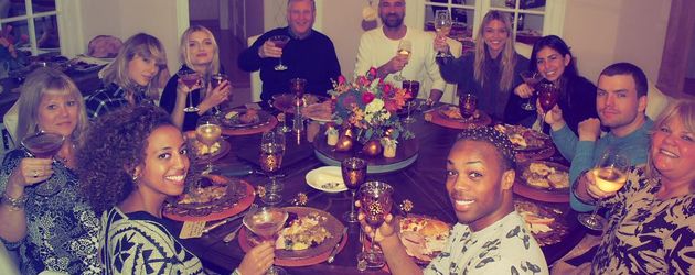 Taylor Swift mit Freunden und Familie an Thanksgiving Taylor Swift mit Freunden und Familie an Thanksgiving