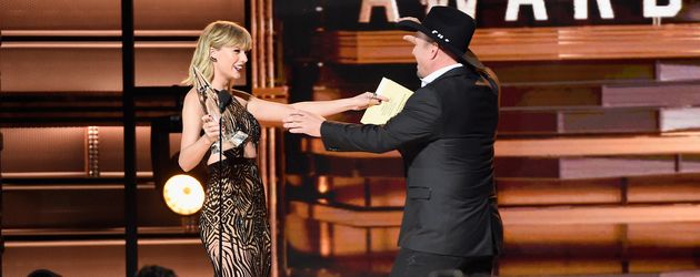 Taylor Swift und Garth Brook bei den CMA Awards 2016 in Nashville Taylor Swift und Garth Brook bei den CMA Awards 2016 in Nashville