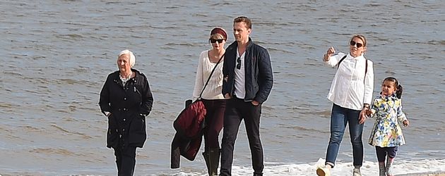Diana Hiddleston, Taylor Swift und Tom Hiddleston am Strand nahe Lowestoft Diana Hiddleston, Taylor Swift und Tom Hiddleston am Strand nahe Lowestoft
