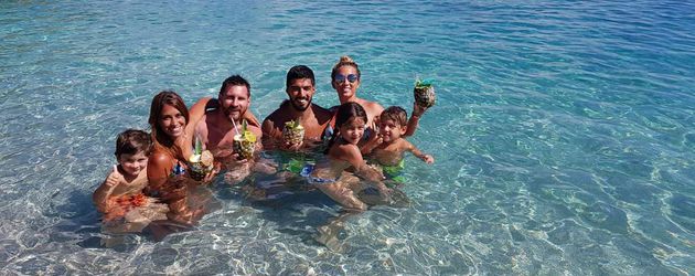 Thiago Messi, Antonella Roccuzzo, Lionel Messi, Luis Suárez, Sofia Balbi mit Delfina und Benjamin Thiago Messi, Antonella Roccuzzo, Lionel Messi, Luis Suárez, Sofia Balbi mit Delfina und Benjamin