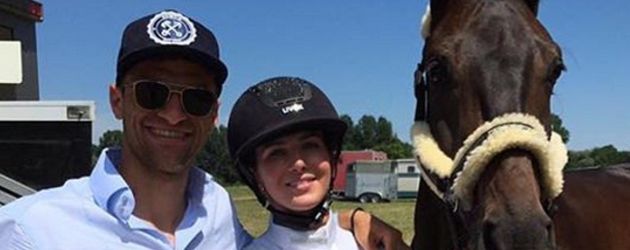 Thomas Müller mit seiner Frau Lisa bei einem Reitturnier Thomas Müller mit seiner Frau Lisa bei einem Reitturnier