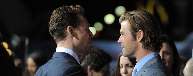 Tom Hiddleston und Chris Hemsworth (r.) auf der US Entertainment Thor-Premiere in Los Angeles Tom Hiddleston und Chris Hemsworth (r.) auf der US Entertainment Thor-Premiere in Los Angeles