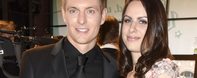 Toni Kroos mit seiner Frau Jessica während seiner Spenden-Gala Toni Kroos mit seiner Frau Jessica während seiner Spenden-Gala