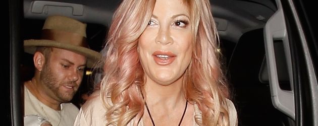 Tori Spelling mit einem unbekannten Mann in L.A. Tori Spelling mit einem unbekannten Mann in L.A.