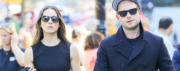 Troian Bellisario und ihr Verlobter Patrick J. Adams an Troians Geburtstag am Broadway Troian Bellisario und ihr Verlobter Patrick J. Adams an Troians Geburtstag am Broadway