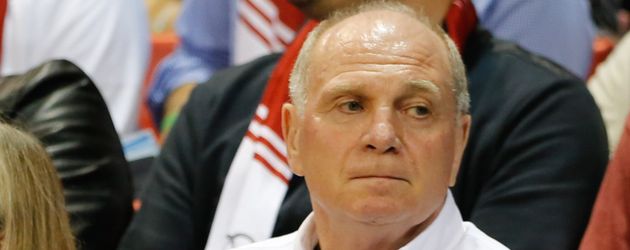 Uli Hoeneß bei einem Basketballspiel Uli Hoeneß bei einem Basketballspiel