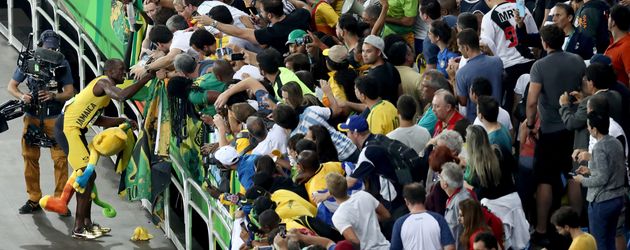 Usain Bolt (l.) feiert mit den Fans Usain Bolt (l.) feiert mit den Fans