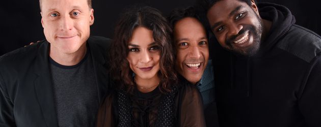 Vanessa Hudgens (Mitte) mit ihren "Powerless"-Kollegen Alan Tudyk, Danny Pude und Ron Funches Vanessa Hudgens (Mitte) mit ihren "Powerless"-Kollegen Alan Tudyk, Danny Pude und Ron Funches