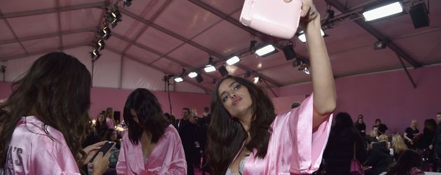 Irina Shayk beim Posieren für ein Backstage-Foto auf der "Victoria's Secret Fashion Show" in Paris Irina Shayk beim Posieren für ein Backstage-Foto auf der "Victoria's Secret Fashion Show" in Paris