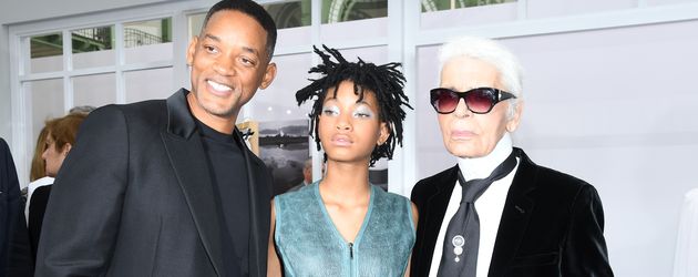Willow Smith (m.), mit Papa Will Smith (l.) und Designer Karl Lagerfeld Willow Smith (m.), mit Papa Will Smith (l.) und Designer Karl Lagerfeld