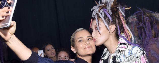 Yolanda Hadid und Bella Hadid backstage Yolanda Hadid und Bella Hadid backstage
