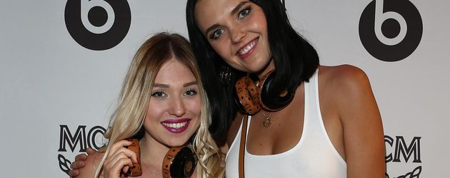 Youtuberin Bibi Heinicke (l.) mit Model Bonnie Strange Youtuberin Bibi Heinicke (l.) mit Model Bonnie Strange