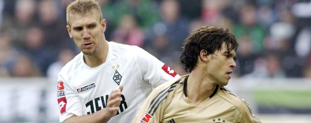 Marcelo Pletsch (l.) attackiert Michael Ballack Marcelo Pletsch (l.) attackiert Michael Ballack